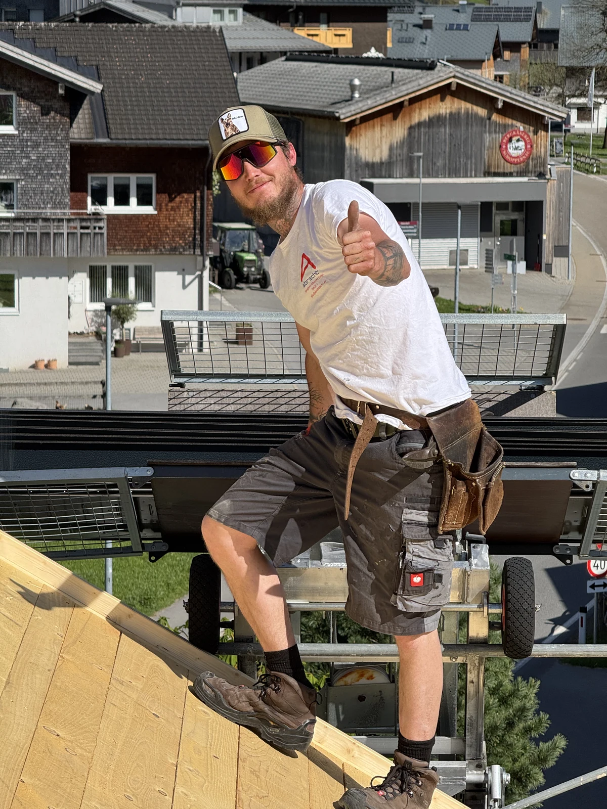 Florian Albrecht auf einem Dach in Au im Bregenzerwald