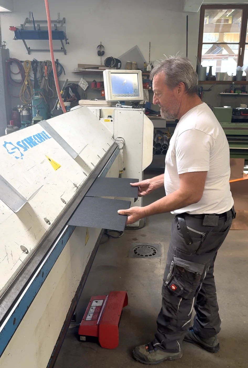 Dietmar Albrecht in der Spenglerei-Werkstatt in Au im Bregenzerwald